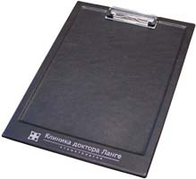 Папка-планшет для бумаг А4 из черной кожи с прижимом и нанесением логотипа